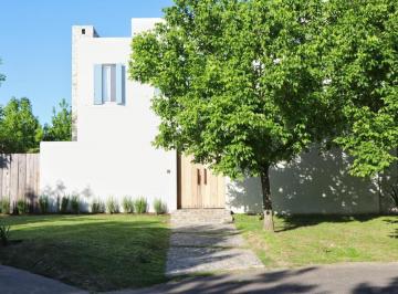 Casa · 320m² · 5 Ambientes · 4 Cocheras · Casa en Alquiler Temporario en Laguna del Sol.