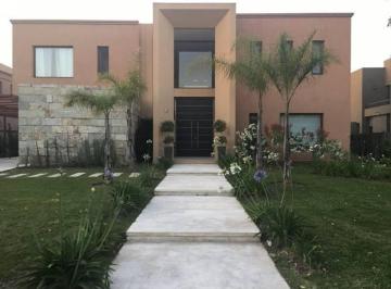 Casa · 500m² · 5 Ambientes · El Encuentro Casa con Salida a La Laguna. con Muelle Propio