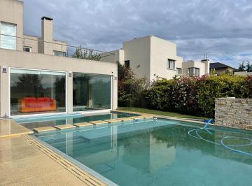 Casa · 440m² · 6 Ambientes · Casa Importante Al Golf en Venta en Haras de Santa Maria