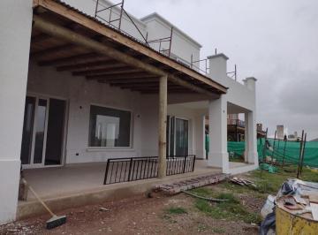 Casa · 210m² · 4 Ambientes · 4 Cocheras · Casa en Venta Estilo Portugues Al Lago en El Canton