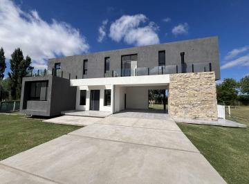 NNI-NNI-2829_2 · Venta Casa 5 Ambientes a Estrenar en La Magdalena, Canning