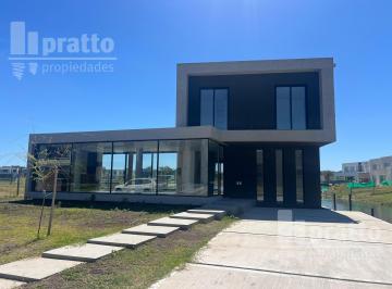 Casa · 200m² · 4 Ambientes · 2 Cocheras · Casa en Venta de 3 Dorm. en Santa Ana a La Laguna!