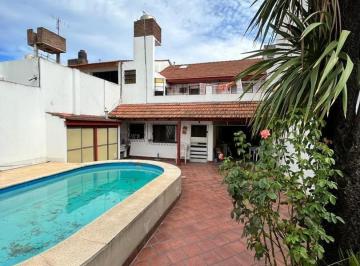 Casa · 270m² · 4 Ambientes · 2 Cocheras · Venta Casa Chalet de 4 Amb C/ Cochera Acepta Permuta