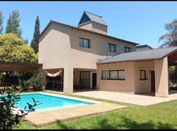 Casa de 8 ambientes, Pueblo Esther · Excelente Vivienda en Barrio Cerrado en Pueblo Esther con Piscina