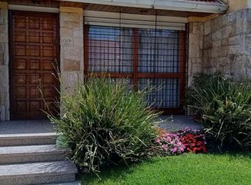 PH · 154m² · 4 Ambientes · 1 Cochera · PH Impecable de 4 Ambientes con Parque