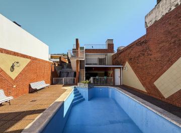 Casa · 388m² · 9 Ambientes · 5 Cocheras · Casa de 5 Dorm. con 4 Cocheras y Pileta en Parque Independencia