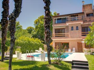 Casa · 474m² · 8 Ambientes · 2 Cocheras · ¡Impecable! Casa en San Isidro