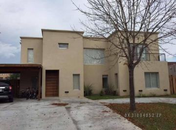 Casa · 227m² · 4 Ambientes · 2 Cocheras · Excelente Propiedad a La Venta en Santa Catalina