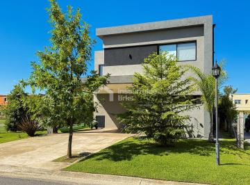 Casa · 193m² · 5 Ambientes · 1 Cochera · Casa en Venta en Tigre Barrio Náutico Vila Marina1 4 Dorm., Piscina.