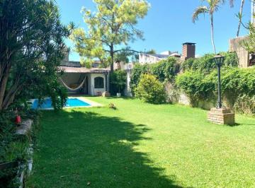 Casa · 220m² · 3 Dormitorios · 2 Cocheras · Casa en Pleno Barrio Candioti Sur, 3 Dorm., Cochera y Gran Jardin.