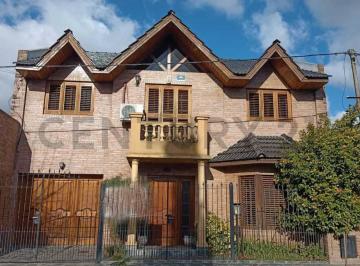 Casa · 180m² · 6 Ambientes · 2 Cocheras · Casa en Venta de 3 Dorm.