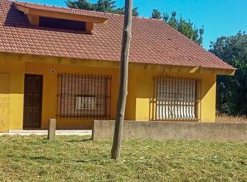Casa · 162m² · 5 Ambientes · 1 Cochera · Chalet a Estrenar con Amplio Lote en Barrio Chapatmalal