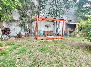 Casa · 105m² · 4 Ambientes · Venta Casa 3 Dorm. + Parque + Galpón en Caseros