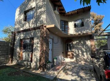 Casa · 130m² · 4 Ambientes · Casa en Venta en Villa Udaondo. Bajo de Precio
