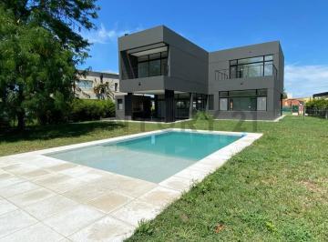 Casa · 294m² · 5 Ambientes · 2 Cocheras · Casa con Pileta Parquizada