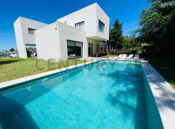 Casa · 245m² · 5 Ambientes · Casa con Pileta en Cumbre de La Rosa