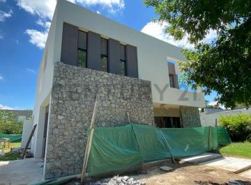 Casa · 290m² · 5 Ambientes · 4 Cocheras · Casa con Pileta en Haras Santa Maria