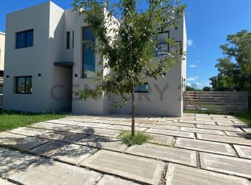 Casa · 184m² · 7 Ambientes · 4 Cocheras · Casa Minimalista con Pileta