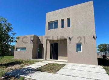 Casa · 180m² · 4 Ambientes · Casa Minimalista en Santa Lucia