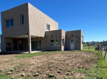 Casa · 180m² · 4 Ambientes · Casa Minimalista en Santa Lucia