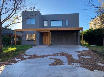 Casa · 205m² · 6 Ambientes · 4 Cocheras · Destacada Casa en Santa Guadalupe