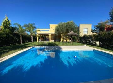Casa · 151m² · 5 Ambientes · 4 Cocheras · Casa con Pileta en Santa Guadalupe
