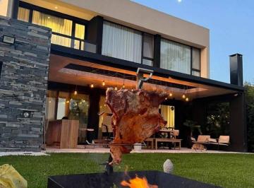 Casa · 204m² · 4 Ambientes · 4 Cocheras · Casa en Venta