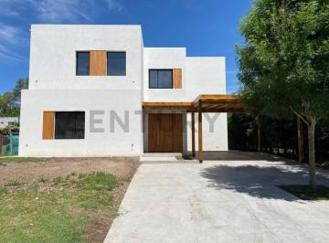 Casa · 201m² · 5 Ambientes · 4 Cocheras · Casa en Venta