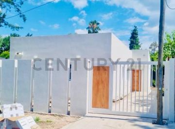 Casa · 93m² · 4 Ambientes · 2 Cocheras · 21a Entre 450 y 451. Venta de Casa Tres Dorm., City Bell.