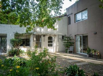 Casa · 400m² · 6 Ambientes · Oportunidad de Residencia de Categoría en Entorno Natural de Villa Elisa: Múltiples Usos Posibles