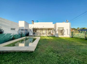 Casa · 82m² · 4 Ambientes · 1 Cochera · Casa en Venta en San Carlos