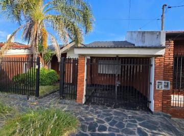 Casa · 130m² · 4 Ambientes · 2 Cocheras · Casa de 5 Ambientes en Alquiler Lomas del Mirador