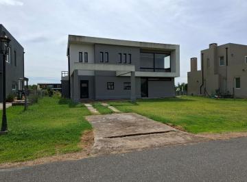 Casa · 236m² · 4 Ambientes · Excelente Casa en Venta Para Terminar.