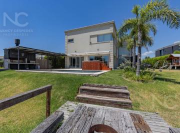 Casa · 275m² · 5 Ambientes · 1 Cochera · Espectacular Casa a La Laguna en Venta!
