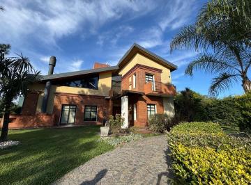 Casa · 335m² · 4 Dormitorios · 2 Cocheras · Vendo Casa en La Soñada Concepción del Uruguay, Entre Ríos