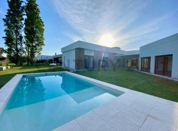 Casa · 275m² · 5 Ambientes · Casa a Estrenar en Venta de 3 Dorm. con Amplio Parque y Pileta, en Lomas de City Bell