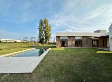 Casa · 275m² · 5 Ambientes · Casa a Estrenar en Venta de 3 Dorm., en Lomas de City Bell