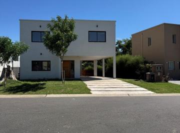 Casa · 221m² · 5 Ambientes · Casa en Alquiler en Santa Elena, Pilar del Este, Pilar