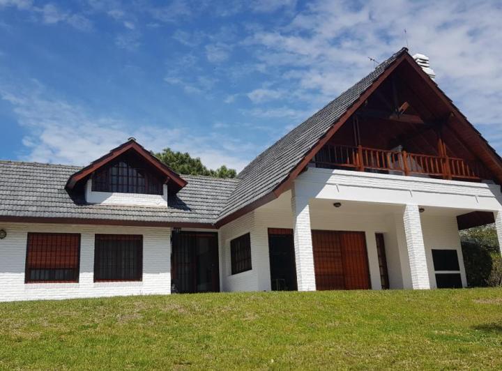 Casa · 300m² · 8 Ambientes · 2 Cocheras