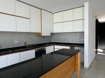 Casa · 130m² · 6 Ambientes · 2 Cocheras · Casa en Venta La Calandria 3 Dorm. 3 Baños con Patrio Frente Espacio Verde