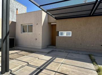 Casa · 67m² · 3 Ambientes · 1 Cochera · Venta Casa Barrio Guaymallén