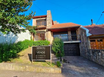 Casa de 4 ambientes, Mar del Plata · En Venta Chalet de 4 Ambientes con Dependencia. Barrio San Carlos.