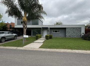 Casa · 700m² · 4 Ambientes · 1 Cochera · Casa en Fincas de Hudson