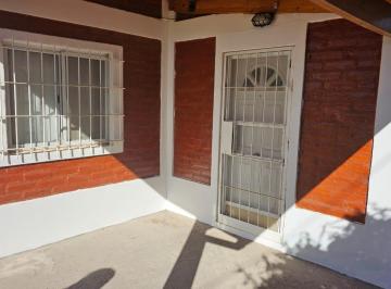 Casa de 4 ambientes, General Fernández Oro · Casa con Pileta de Material y Gran Jardin
