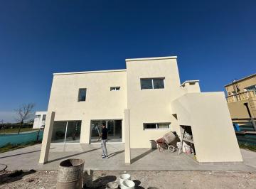 Casa · 196m² · 5 Ambientes · 3 Cocheras · Casa en Santa Isabel II
