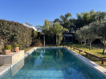 Casa · 204m² · 6 Ambientes · 2 Cocheras · Casa en Venta