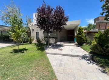 Casa · 145m² · 5 Ambientes · 2 Cocheras · Century21lopez Vende Casa en Barrio L As Cortaderas 1