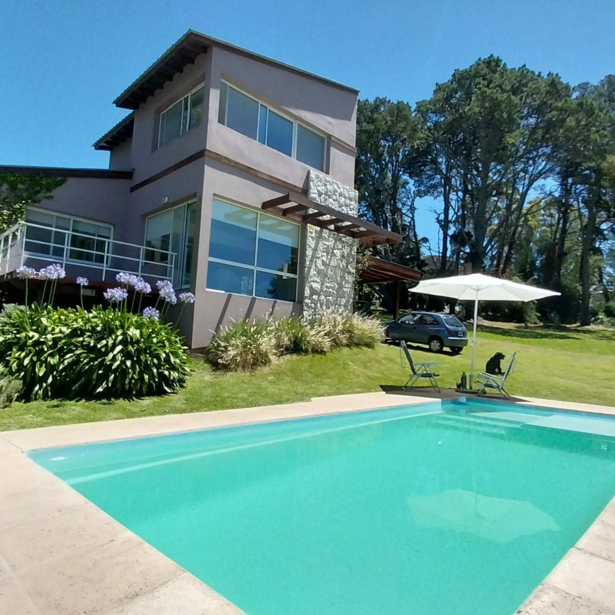 Chalet 4 dorm, 220m² con cochera y piscina — Sierra de los Padres