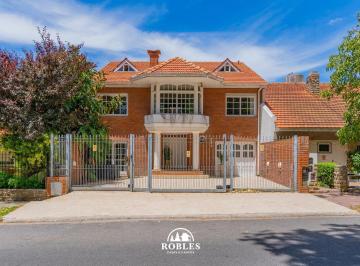 Casa · 344m² · 6 Ambientes · Importante Chalet en Zona Guemes Residencial