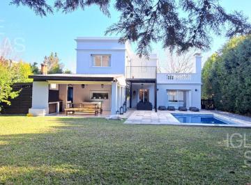 Casa · 197m² · 6 Ambientes · 2 Cocheras · Casa en Venta en El Barrio San Isidro Labrador con 4 Dorm., Villanueva!